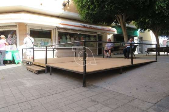 Operarios municipales desmontan la terraza ilegal de la calle de Alonso Quesada/TA.